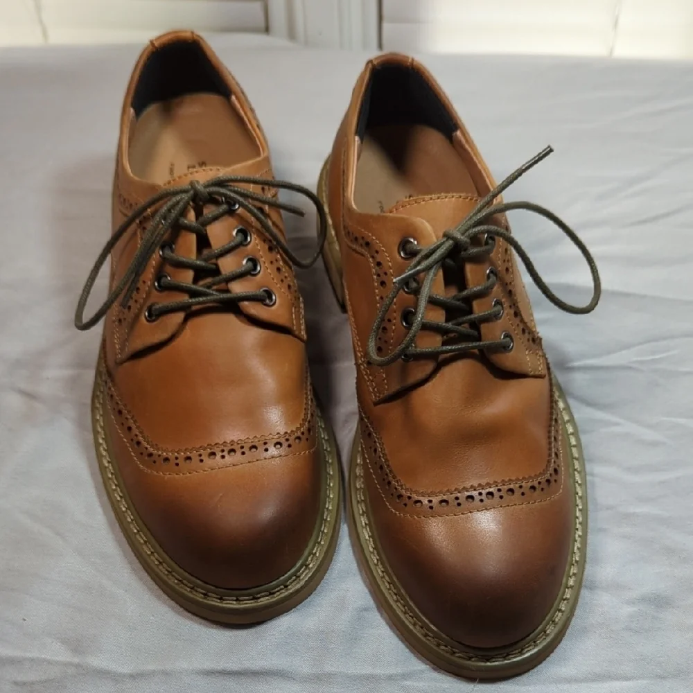 Brown Leather Oxford Shoes with Lace-Up Design